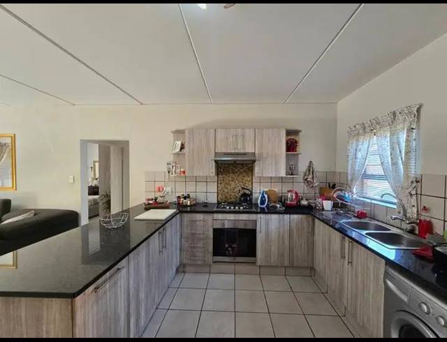 2 BEDROOM TOWNHOUSE FOR SALE IN GERMISTON WEST